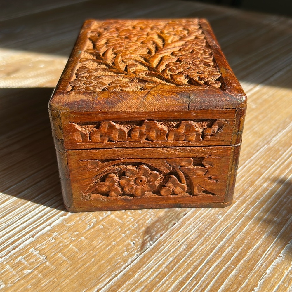 Vintage Hand-Carved Wooden Jewelry / Cards Box, India - Picture 6 of 12